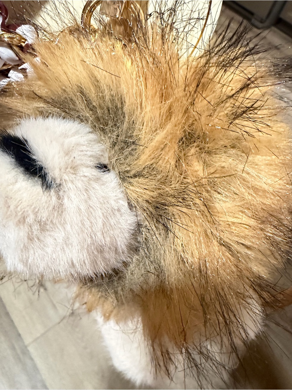 EYECANDY Viral lion 🦁 Faux Fur Pom Bag Charm - Picture 3 of 5